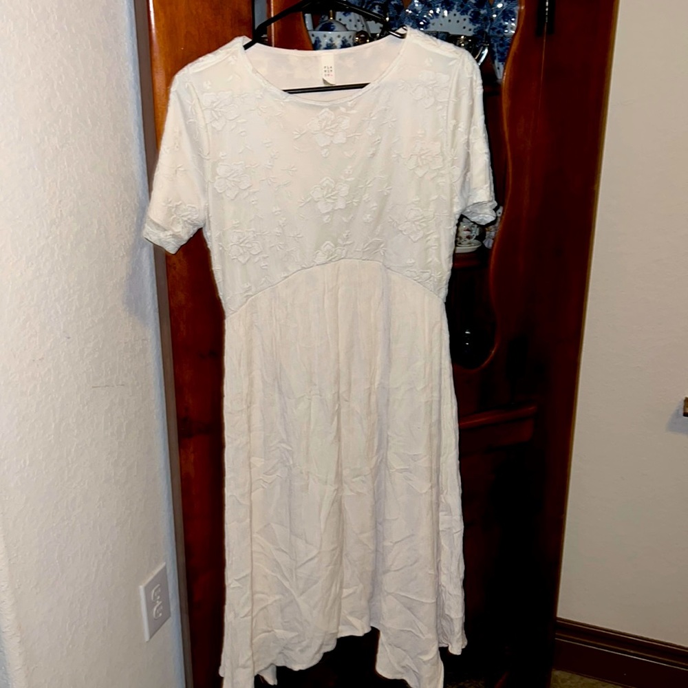 beautiful dress that is VERY flattering!!